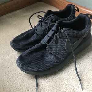 Black Nike Roshe Shoes
